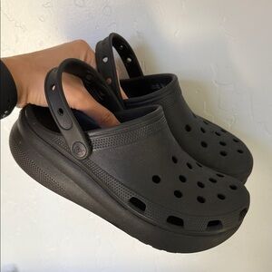 CROCS | Child’s Cutie Crush Clogs | Black Platform with Strap | J5